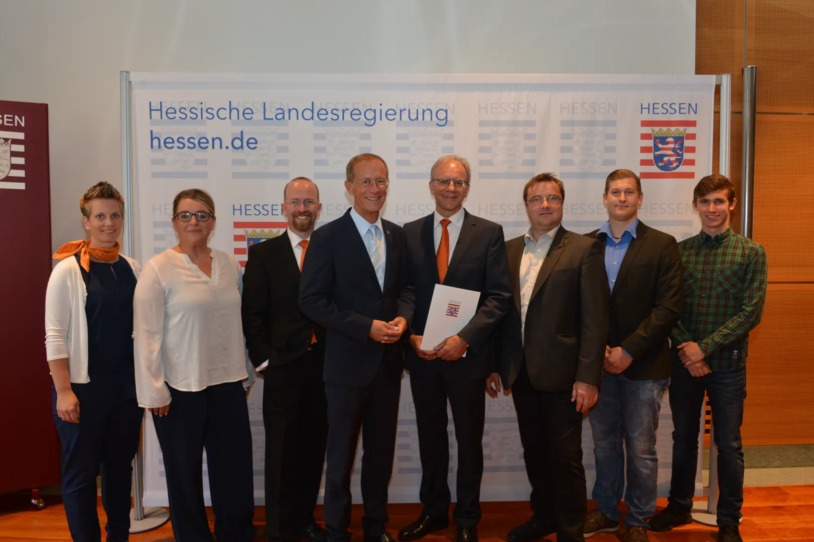 Staatsminister Axel Wintermeyer (4.v.l.) überreichte den mit 500 Euro dotierten Anerkennungspreis des Hessischen Demografie-Preises 2017 an die VR Bank HessenLand eG, vertreten durch den Vorstandsvorsitzender Helmut Euler (4.v.r.). Foto: Hessische Staatskanzlei